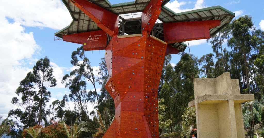 Un muro de escalar en el ingreso a la Catedral
