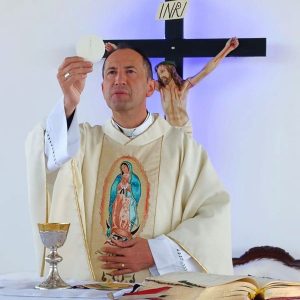 Polémica por cura que se identifica como Monseñor y exorcista