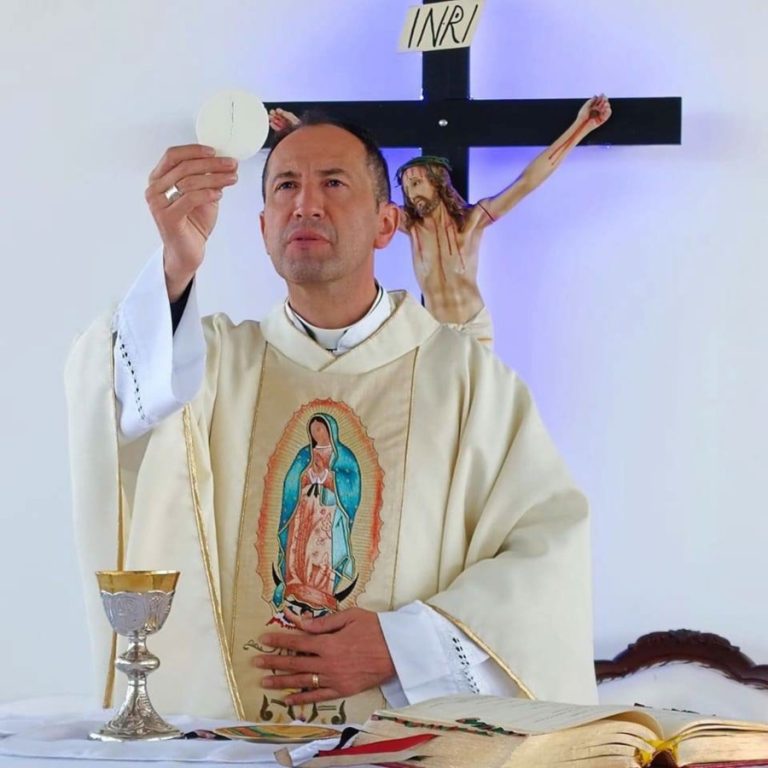 Polémica por cura que se identifica como Monseñor y exorcista