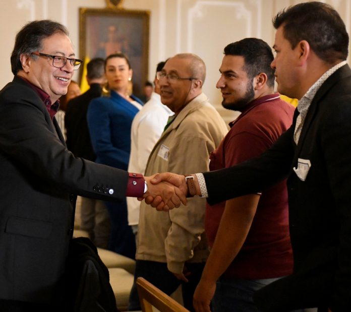 Gobierno y taxistas evaluarán tarifa diferencial en precio de combustibles