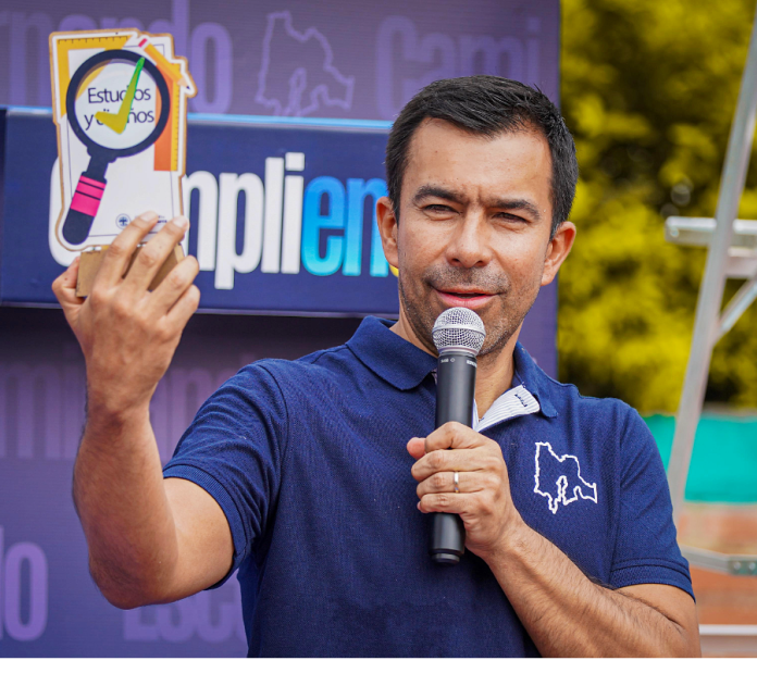Gobernador firma nuevos proyectos en inicio de gira