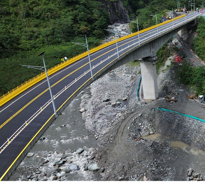 Viaducto en la vía Bogotá - Villavicencio llega al 98%