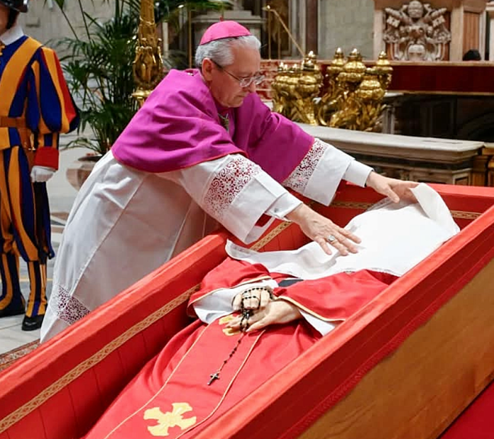 En San Pedro se clausuró el féretro del Papa Francisco
