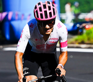 Isaac Del Toro brilla en el Giro 2025 y los latinos dominan la montaña