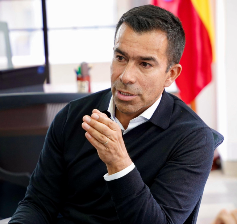 Gobernador denuncia alzas desmedidas en transporte intermunicipal