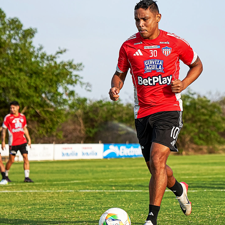 Junior derrotó a Nacional y le arrebató el título de favorito