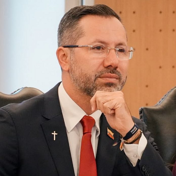 Fiscalía investiga al Ministro de Vivienda por peculado