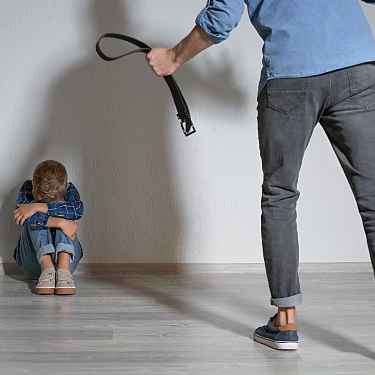 Condenan a un padre por 8 correazos a su hija