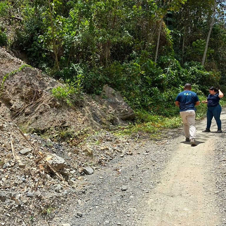 CAR suspendió cantera por amenaza de remoción en masa